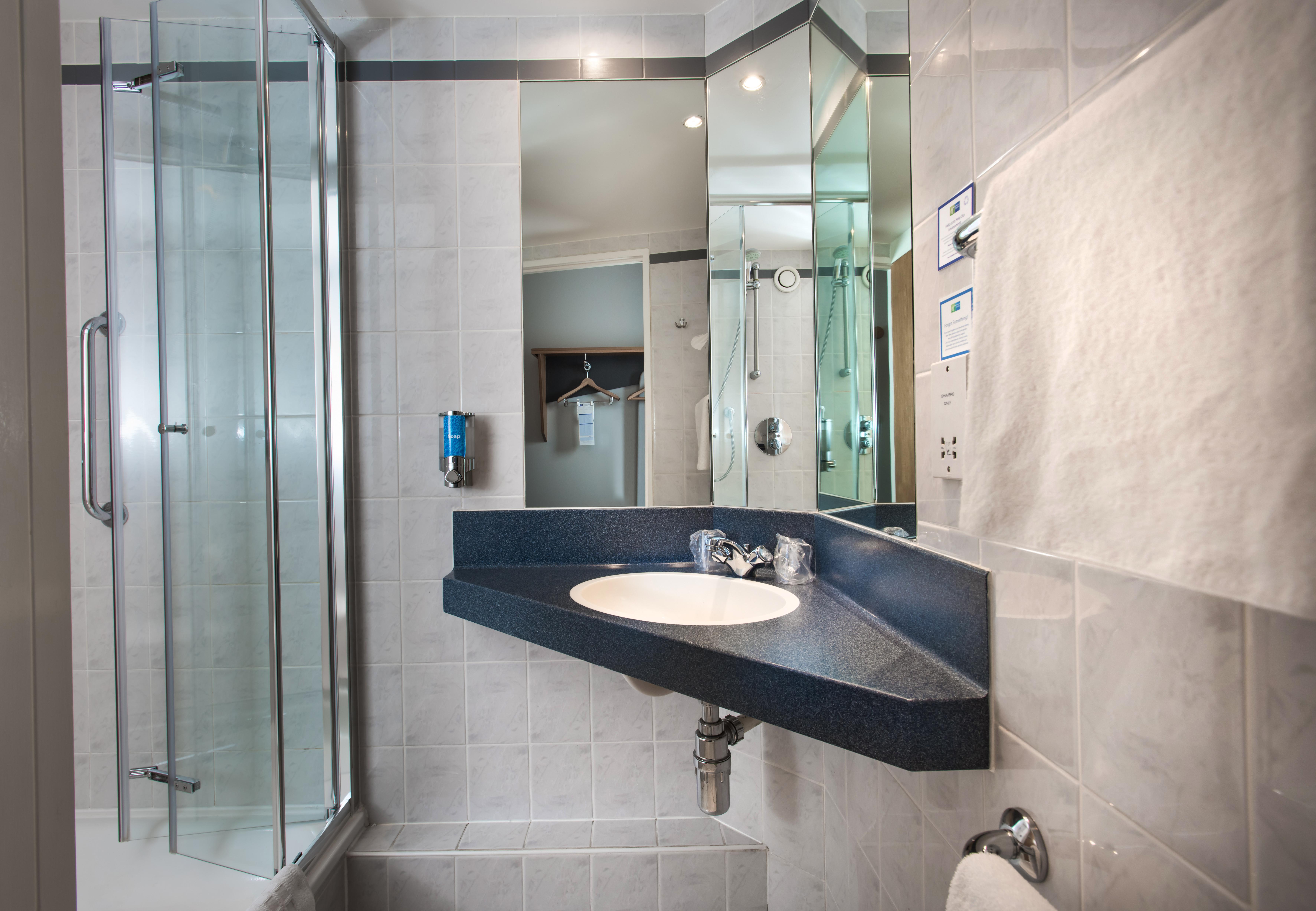 Holiday Inn Express East Midlands Airport By Ihg Castle Donington Buitenkant foto