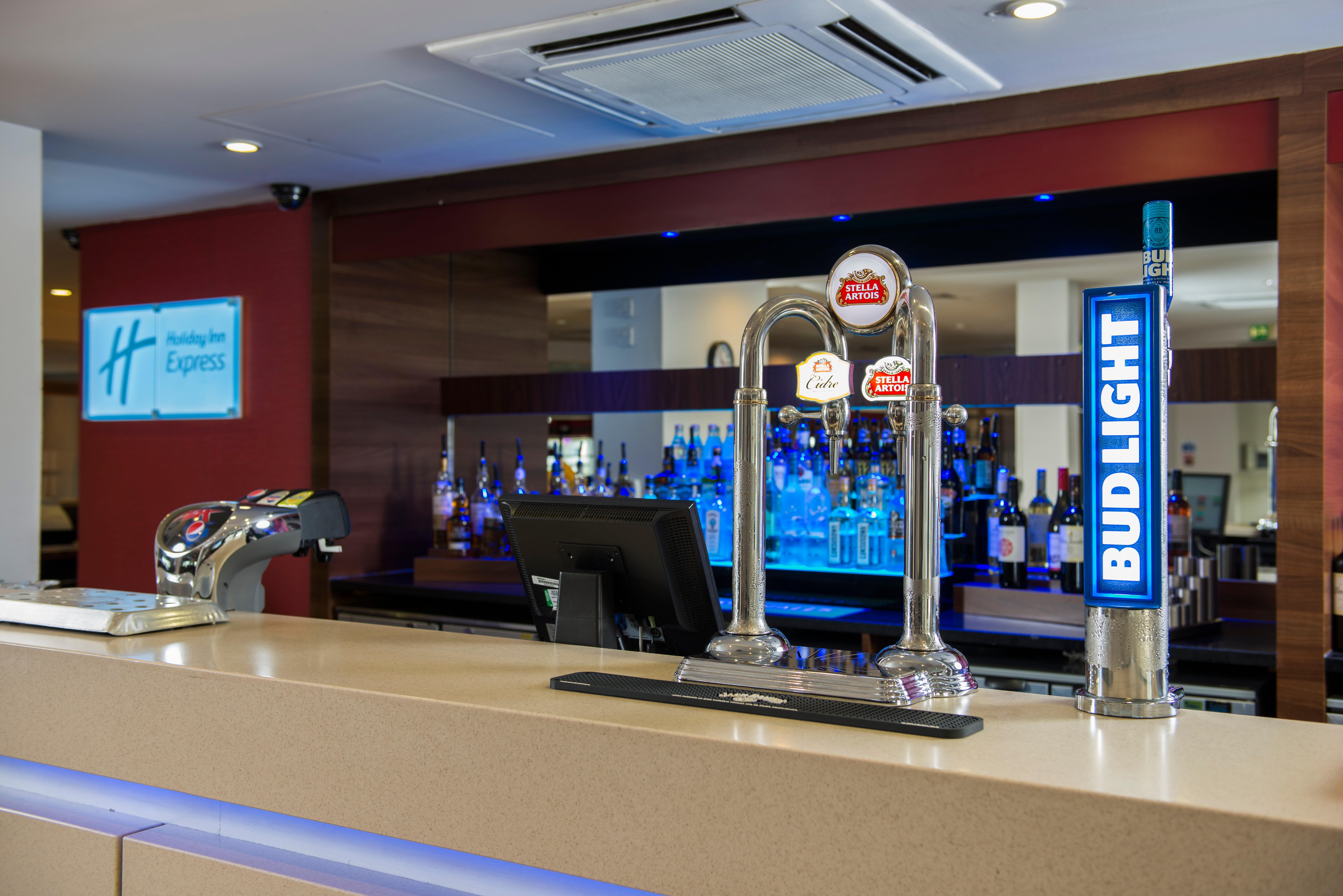 Holiday Inn Express East Midlands Airport By Ihg Castle Donington Buitenkant foto