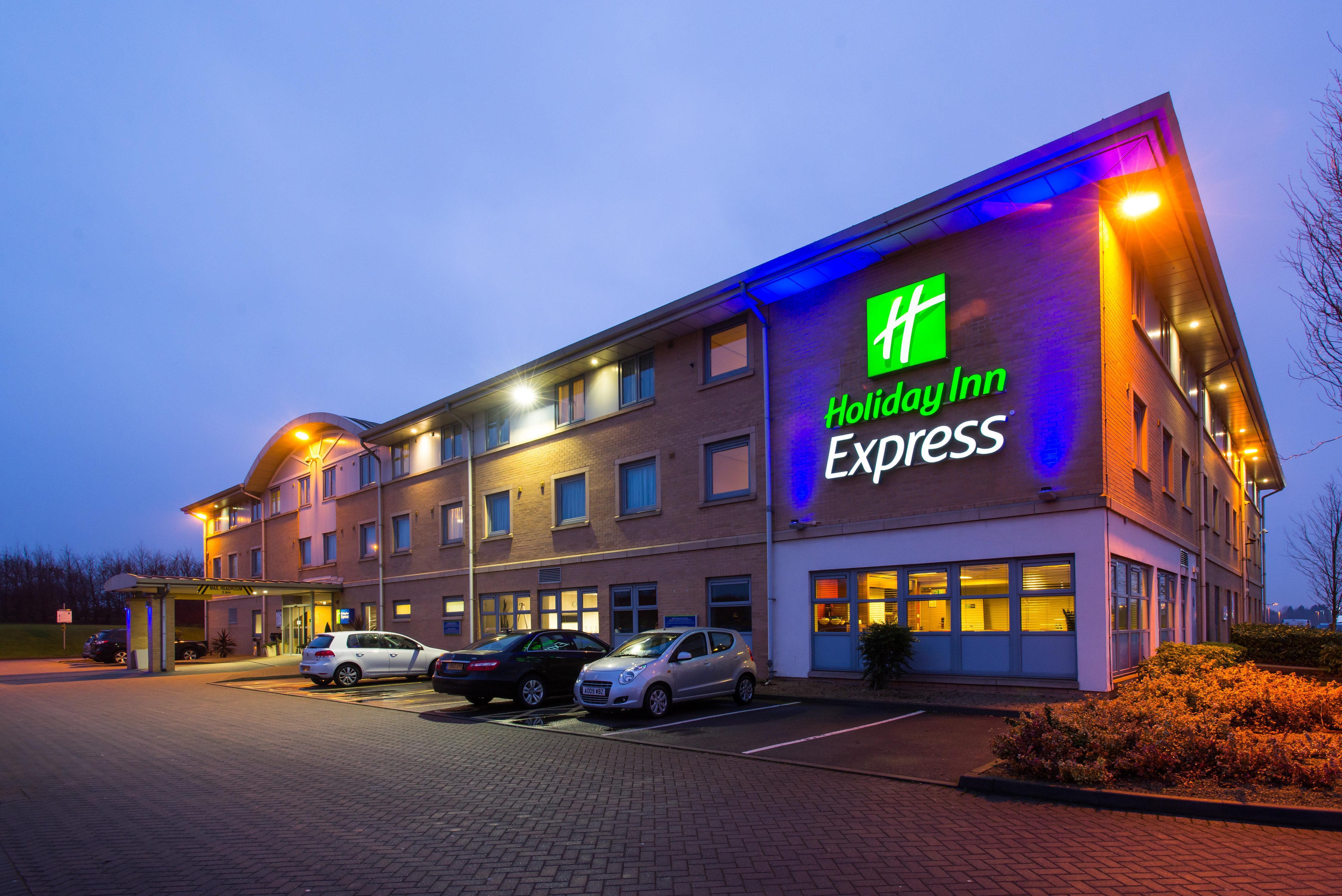 Holiday Inn Express East Midlands Airport By Ihg Castle Donington Buitenkant foto