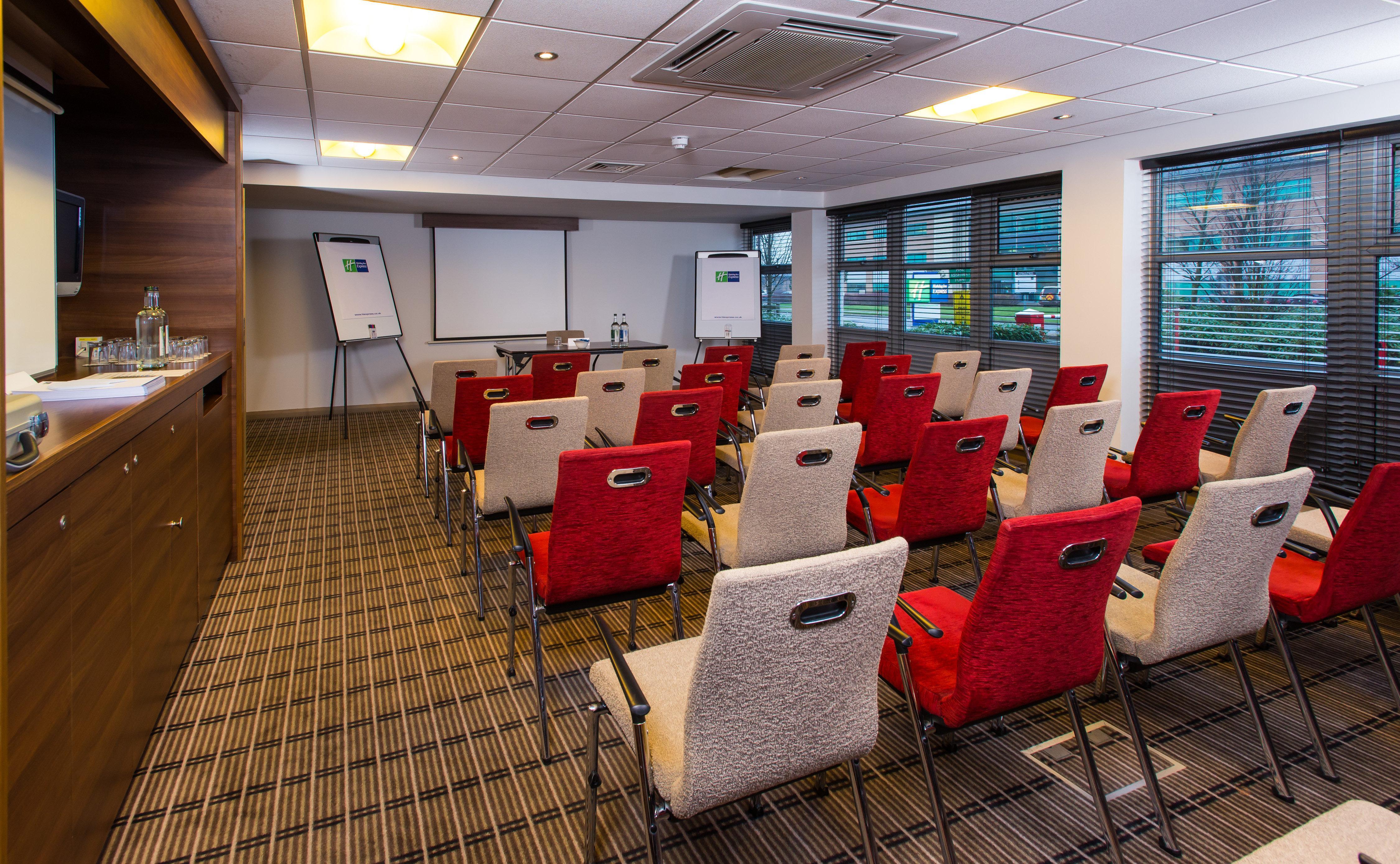 Holiday Inn Express East Midlands Airport By Ihg Castle Donington Buitenkant foto