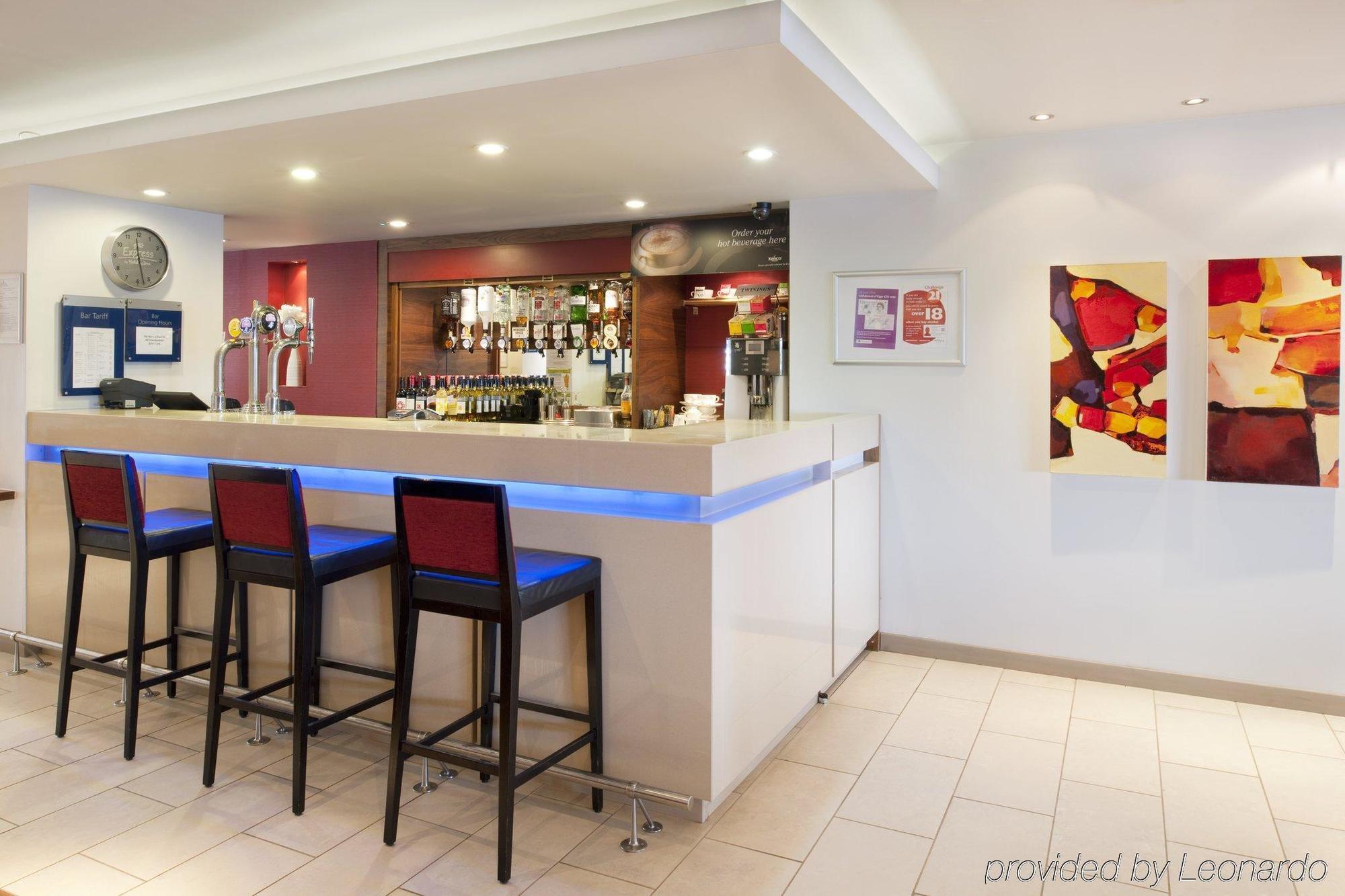 Holiday Inn Express East Midlands Airport By Ihg Castle Donington Buitenkant foto