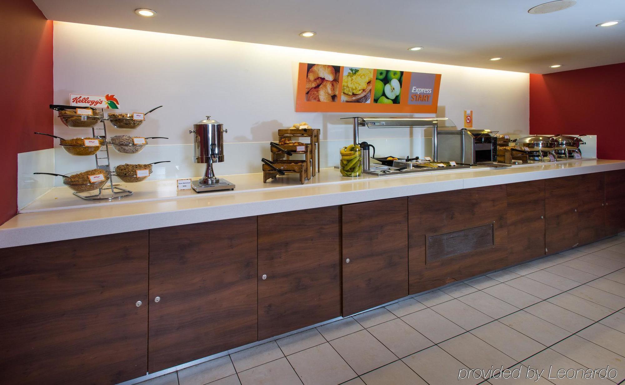 Holiday Inn Express East Midlands Airport By Ihg Castle Donington Buitenkant foto