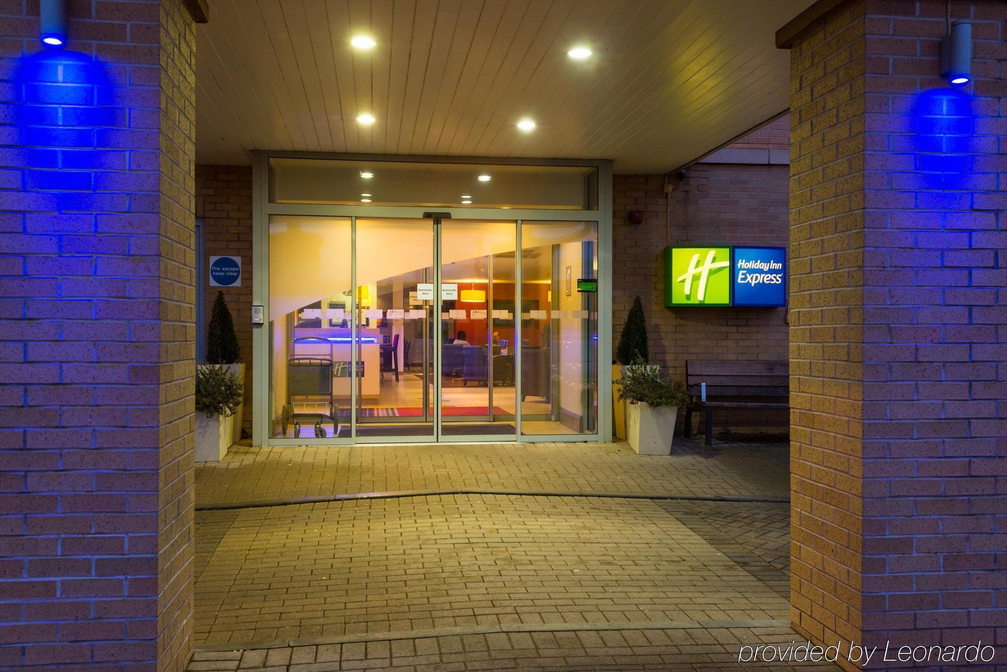 Holiday Inn Express East Midlands Airport By Ihg Castle Donington Buitenkant foto