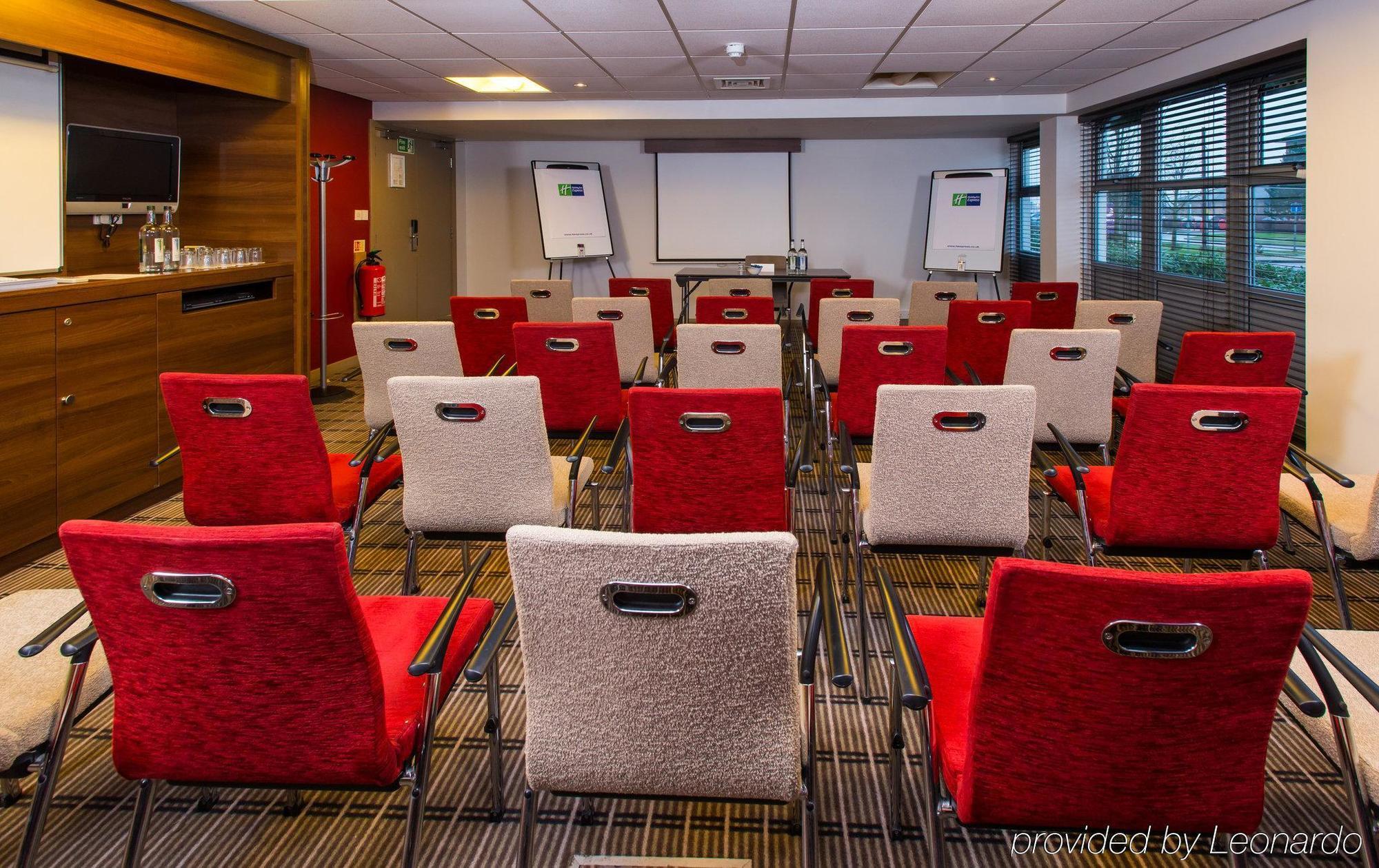Holiday Inn Express East Midlands Airport By Ihg Castle Donington Buitenkant foto