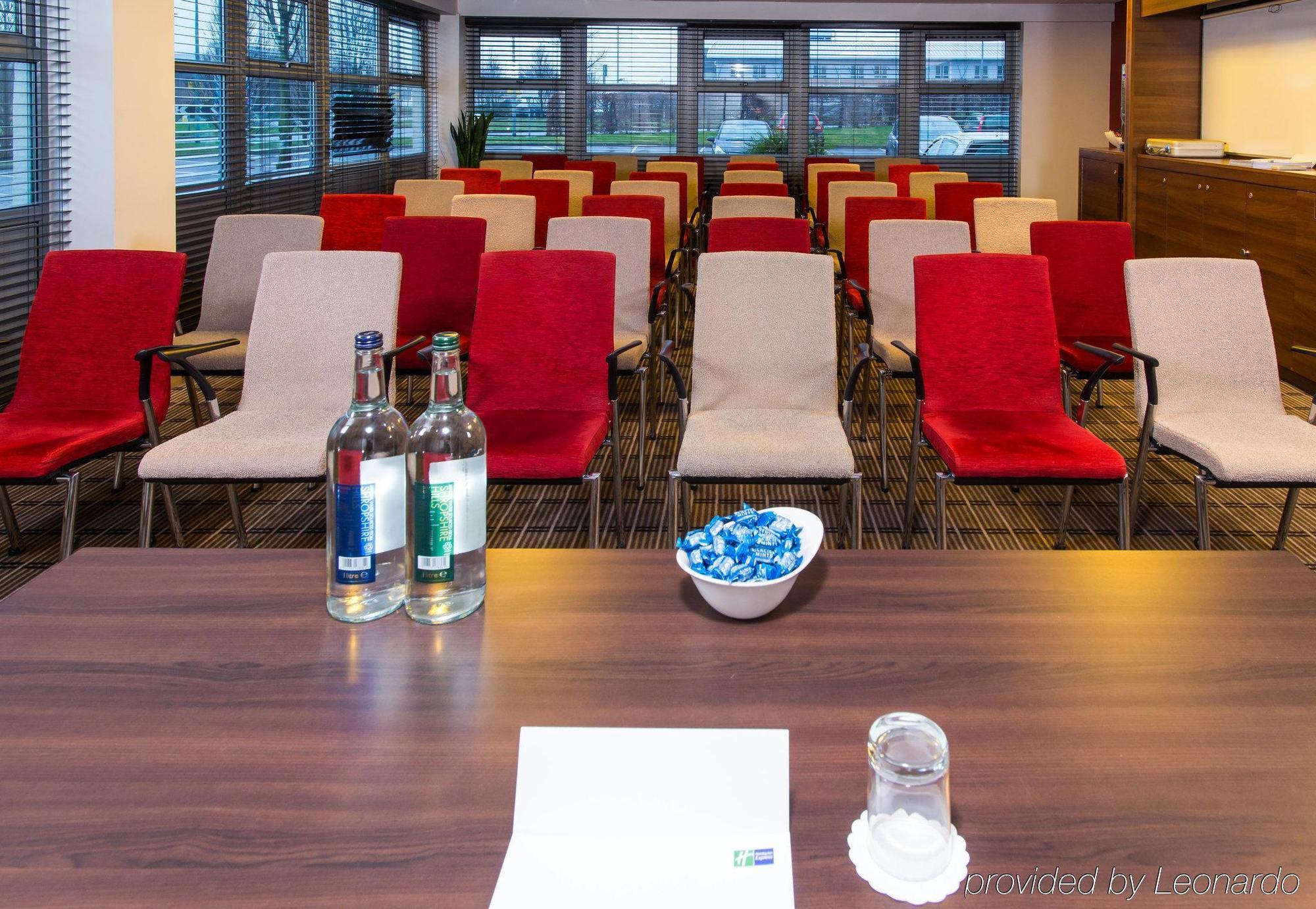 Holiday Inn Express East Midlands Airport By Ihg Castle Donington Buitenkant foto
