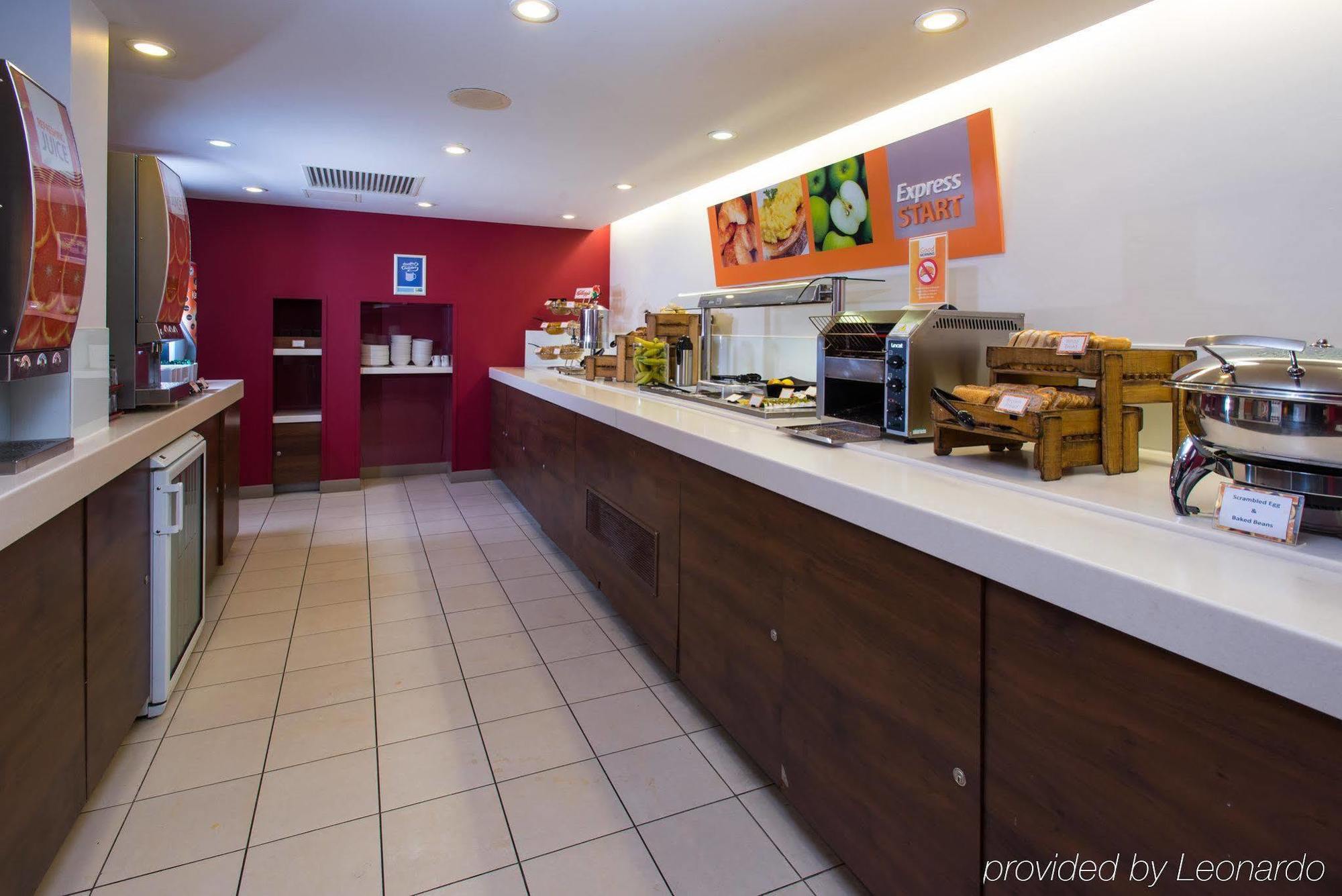 Holiday Inn Express East Midlands Airport By Ihg Castle Donington Buitenkant foto