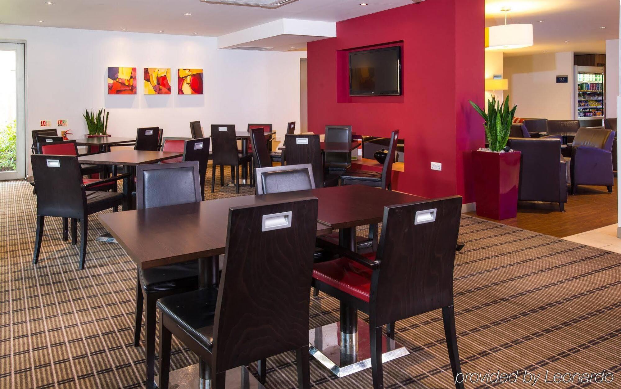 Holiday Inn Express East Midlands Airport By Ihg Castle Donington Buitenkant foto