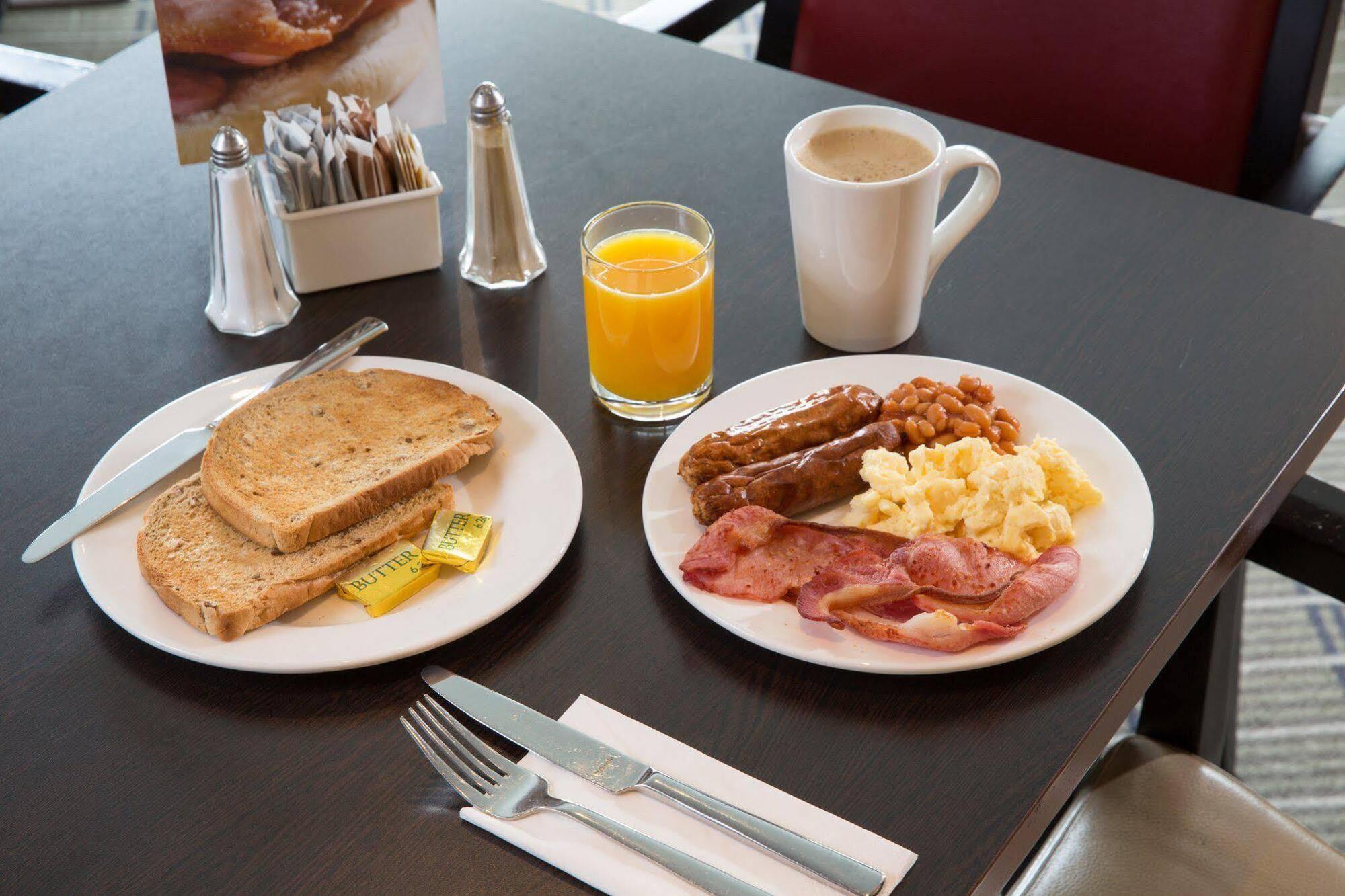 Holiday Inn Express East Midlands Airport By Ihg Castle Donington Buitenkant foto
